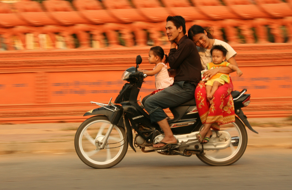 En familie på tur i byen Battambang. Foto: John EInar Sandvand