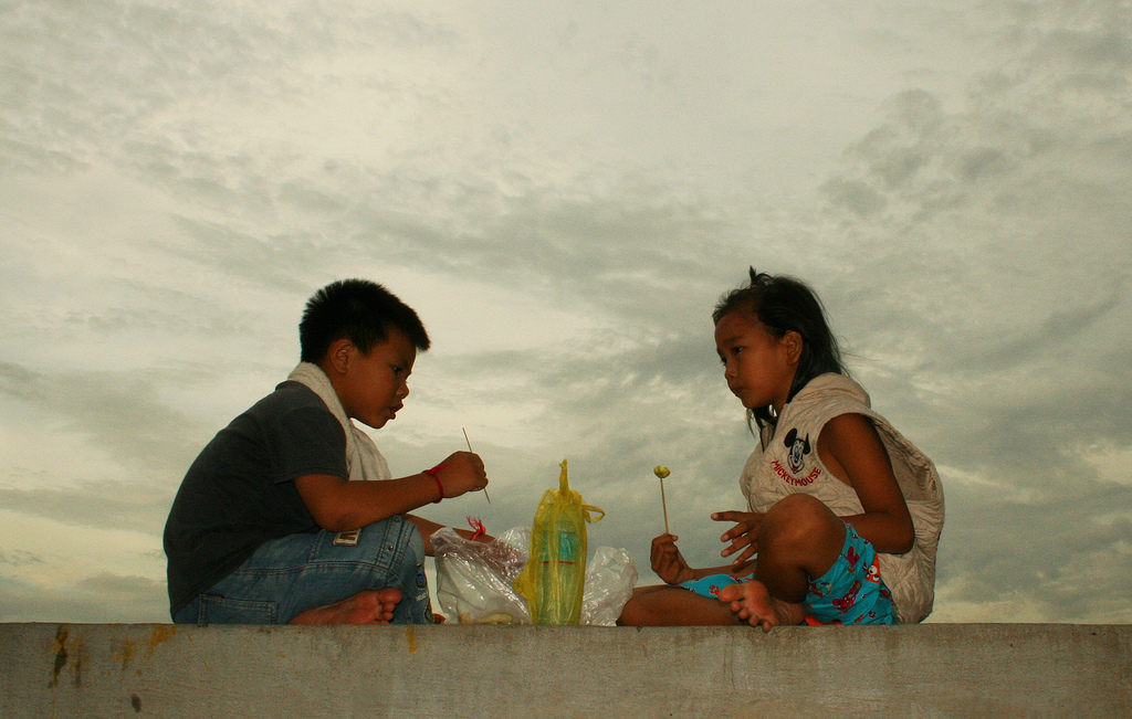 To barn koser seg på Olympic Stadion i Phnom Penh. Foto: John Einar Sandvand